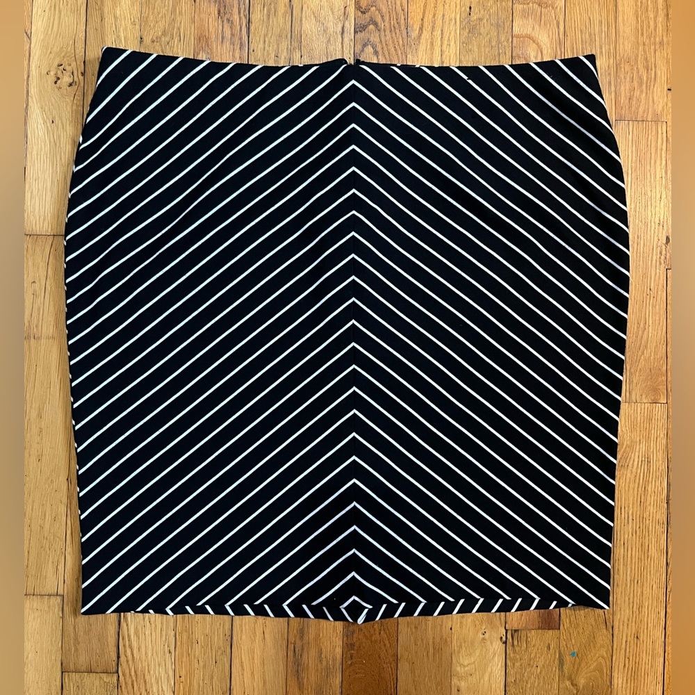 LANE BRYANT Pencil Skirt Women’s Size 20 Black White Stripe Stretch